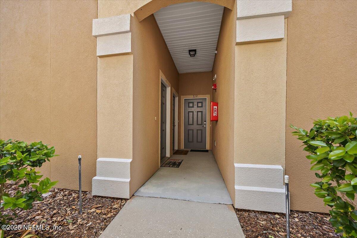 Image 4: 02-Entryway