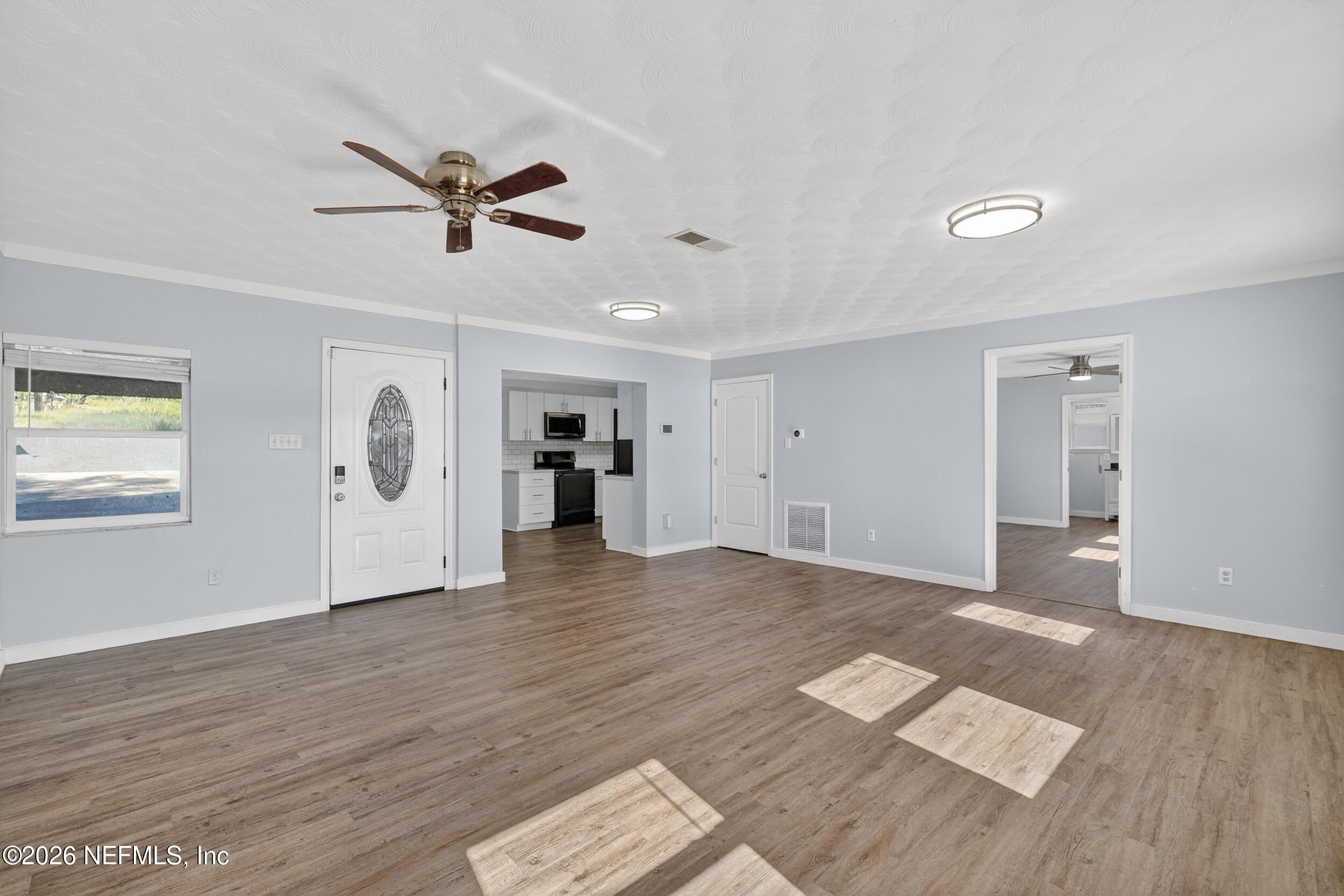 Image 4: Living room