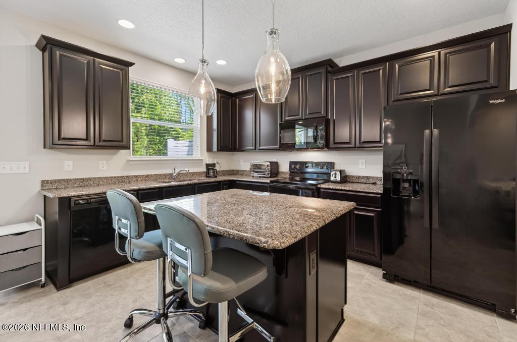 Image 3: 381 Richmond Dr-28
