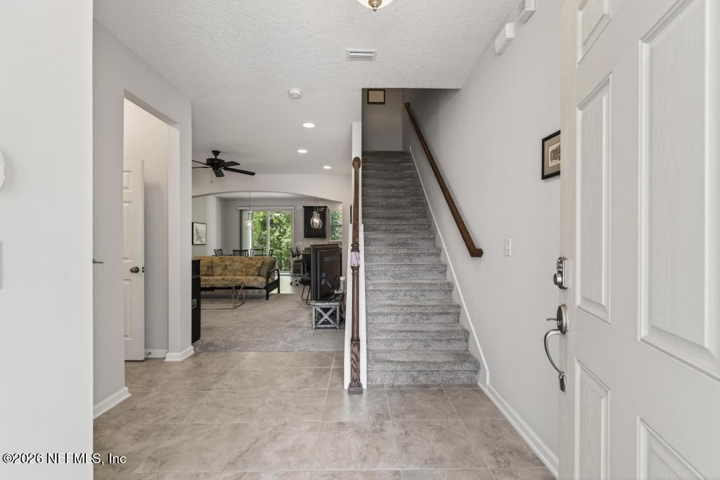 Image 4: 381 Richmond Dr-16