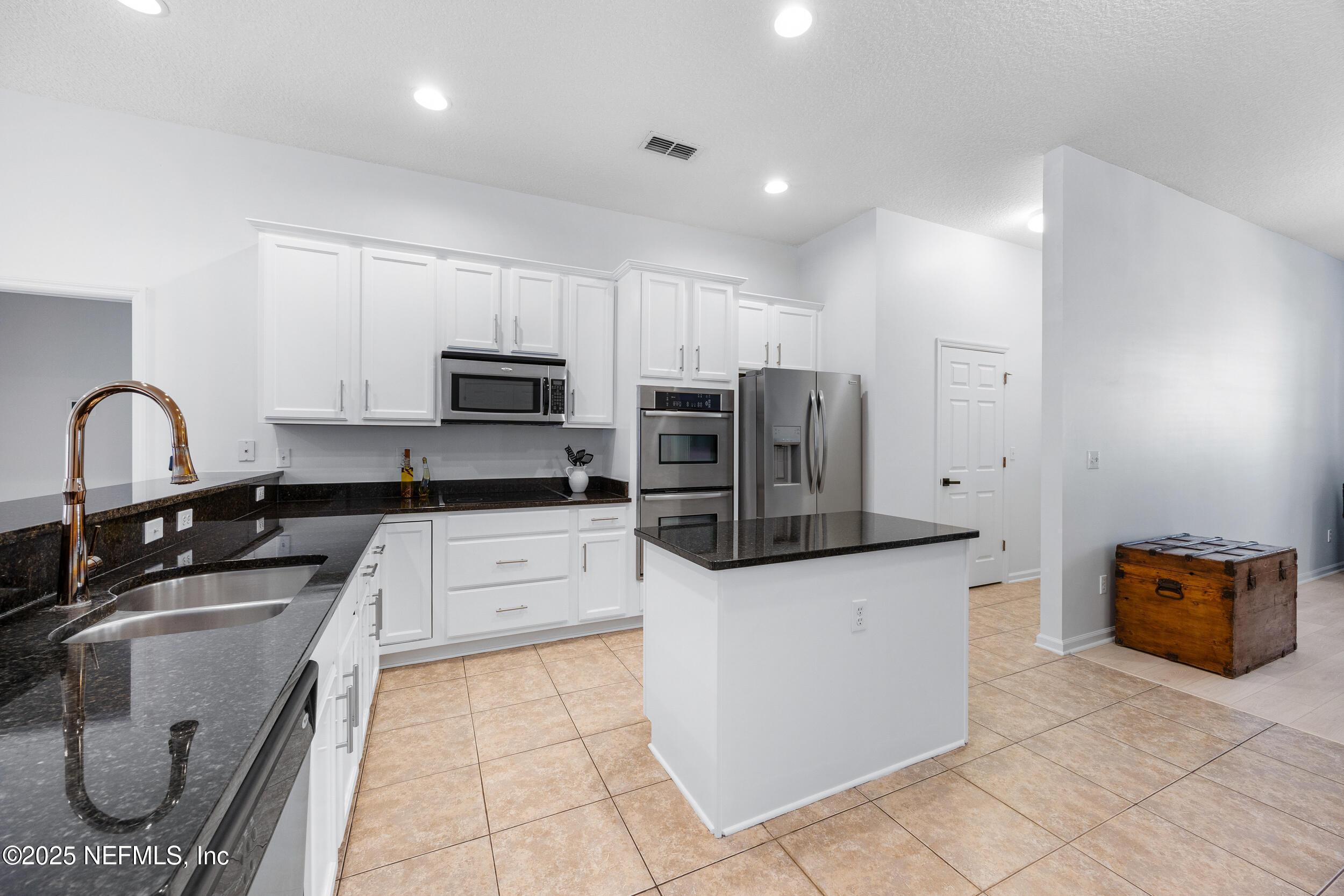 Image 3: 24 - Interior