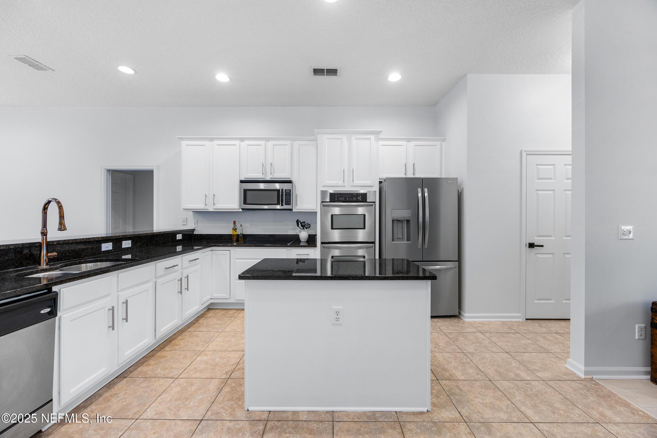 Image 4: 23 - Interior