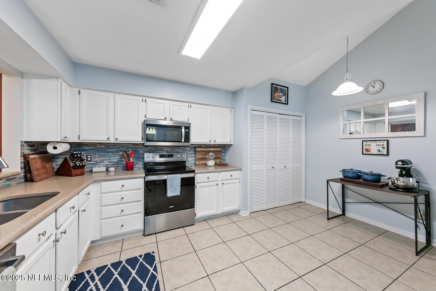 Image 2: 3919 Meadowview Dr N-large-006-002-A9738