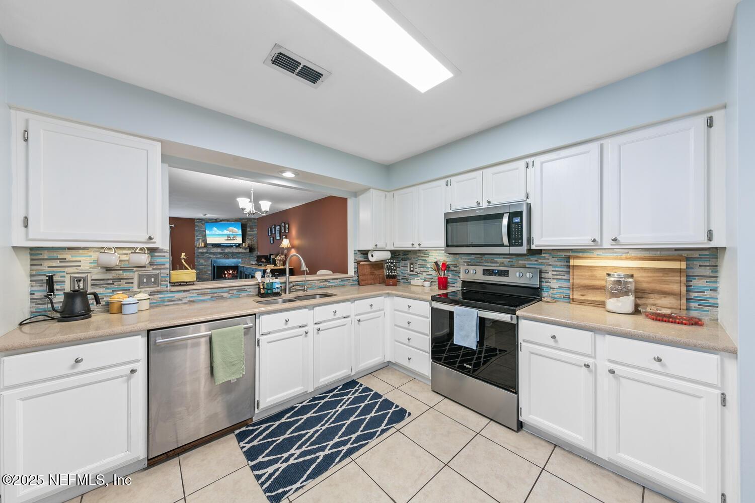 Image 4: 3919 Meadowview Dr N-large-007-027-A9854