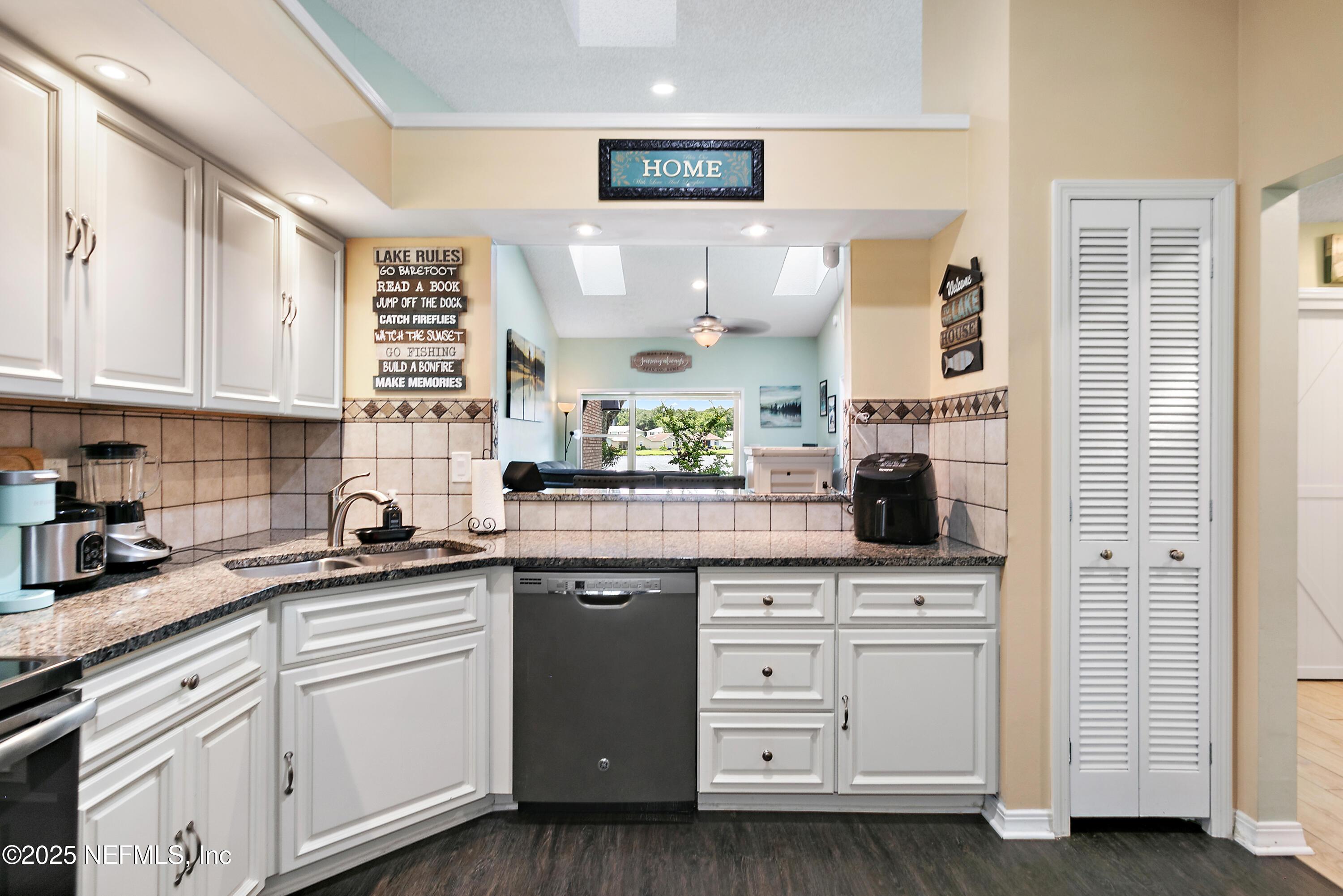 Image 4: 04-Kitchen