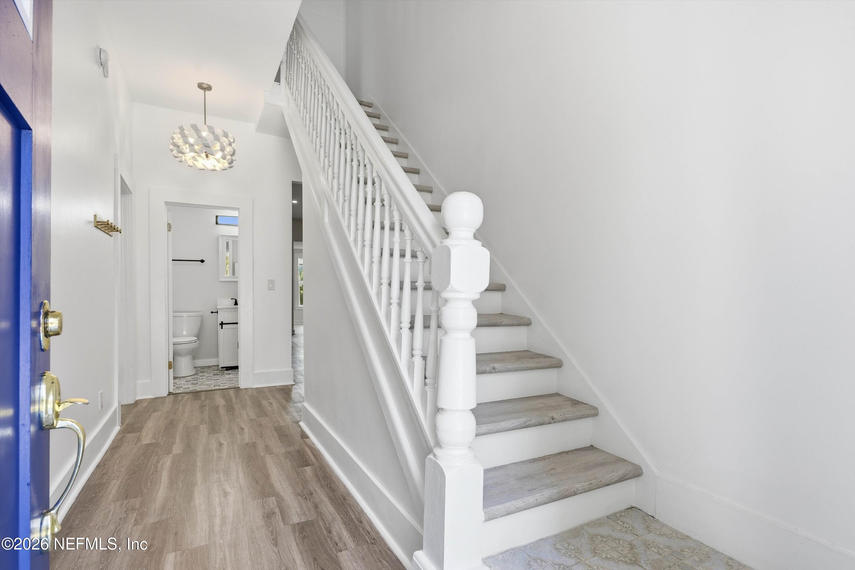 Image 4: 06-Foyer