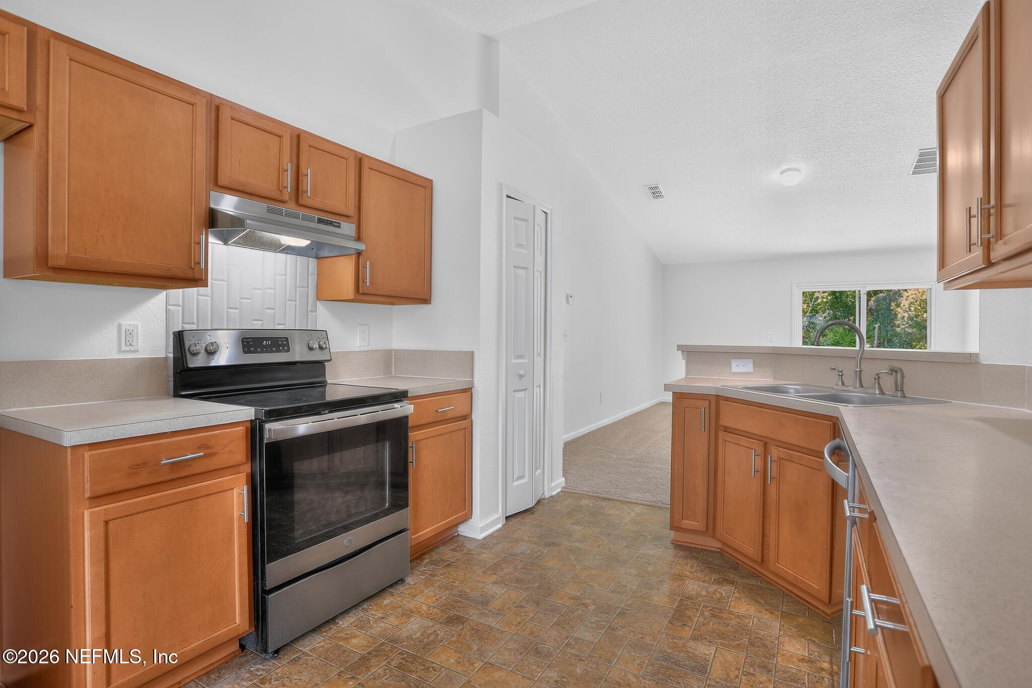 Image 4: 05_13818_Goodson_Pl-Kitchen-_8_9