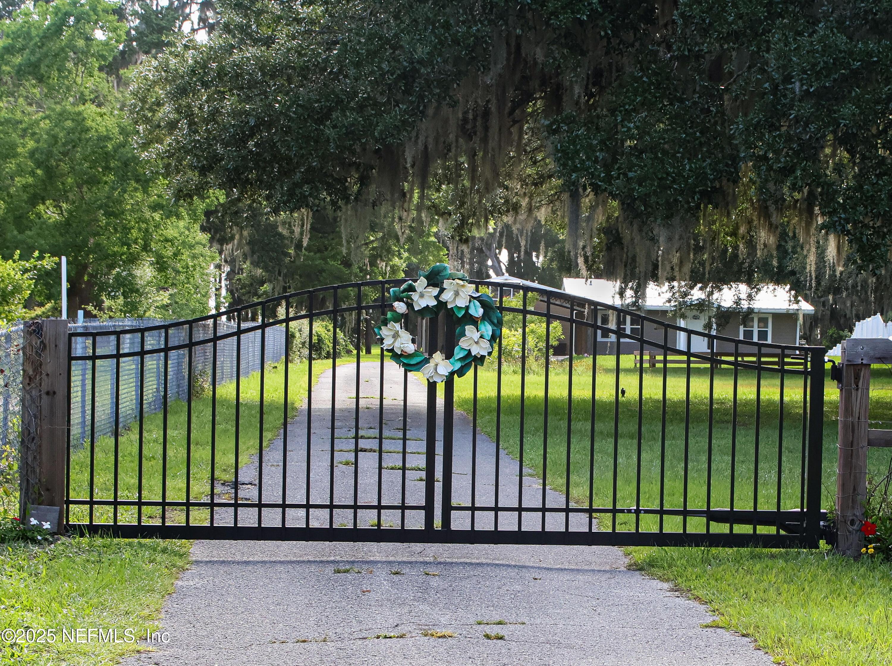 Image 1: 01 gate