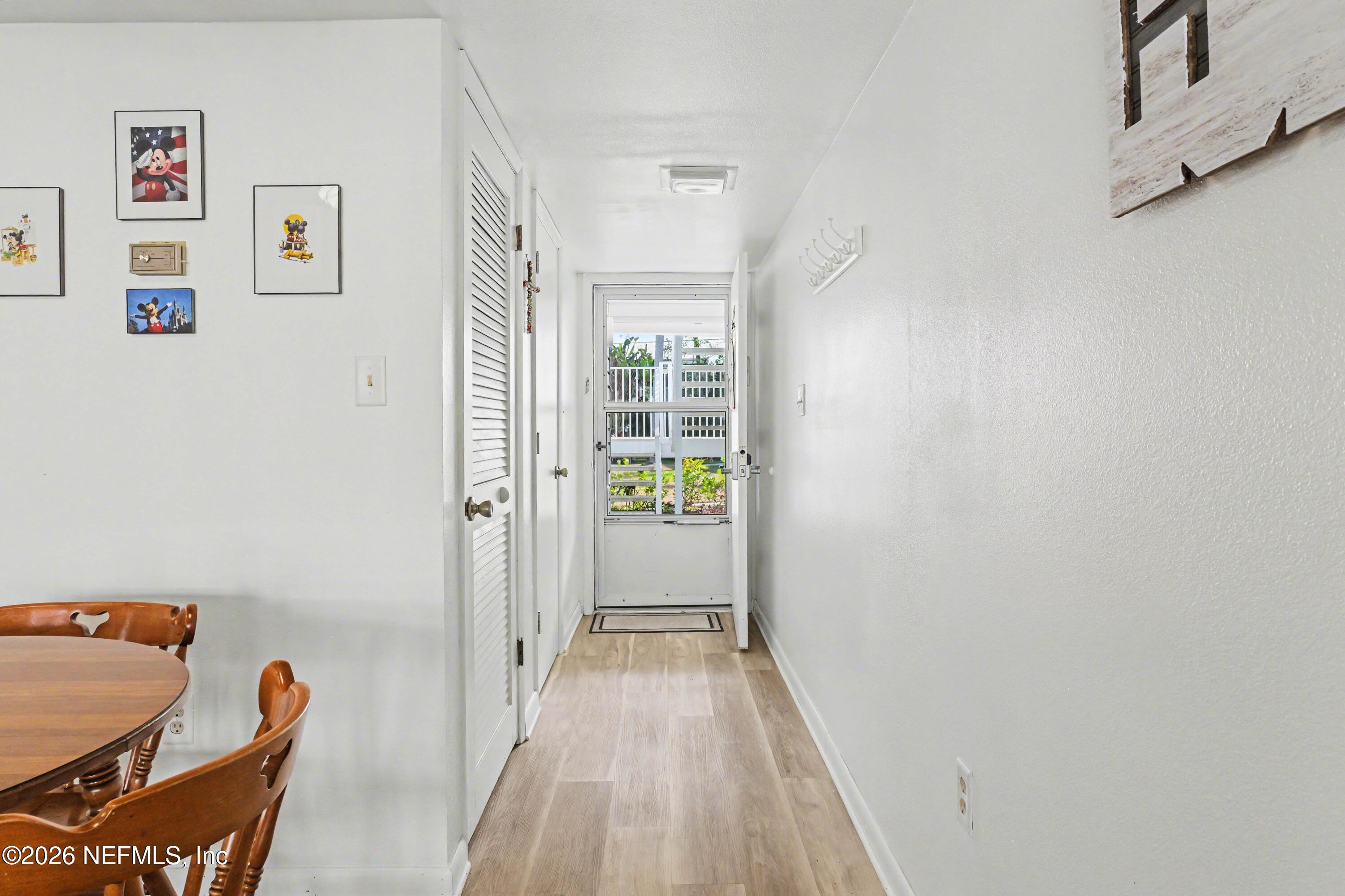 Image 3: entry hall (2)