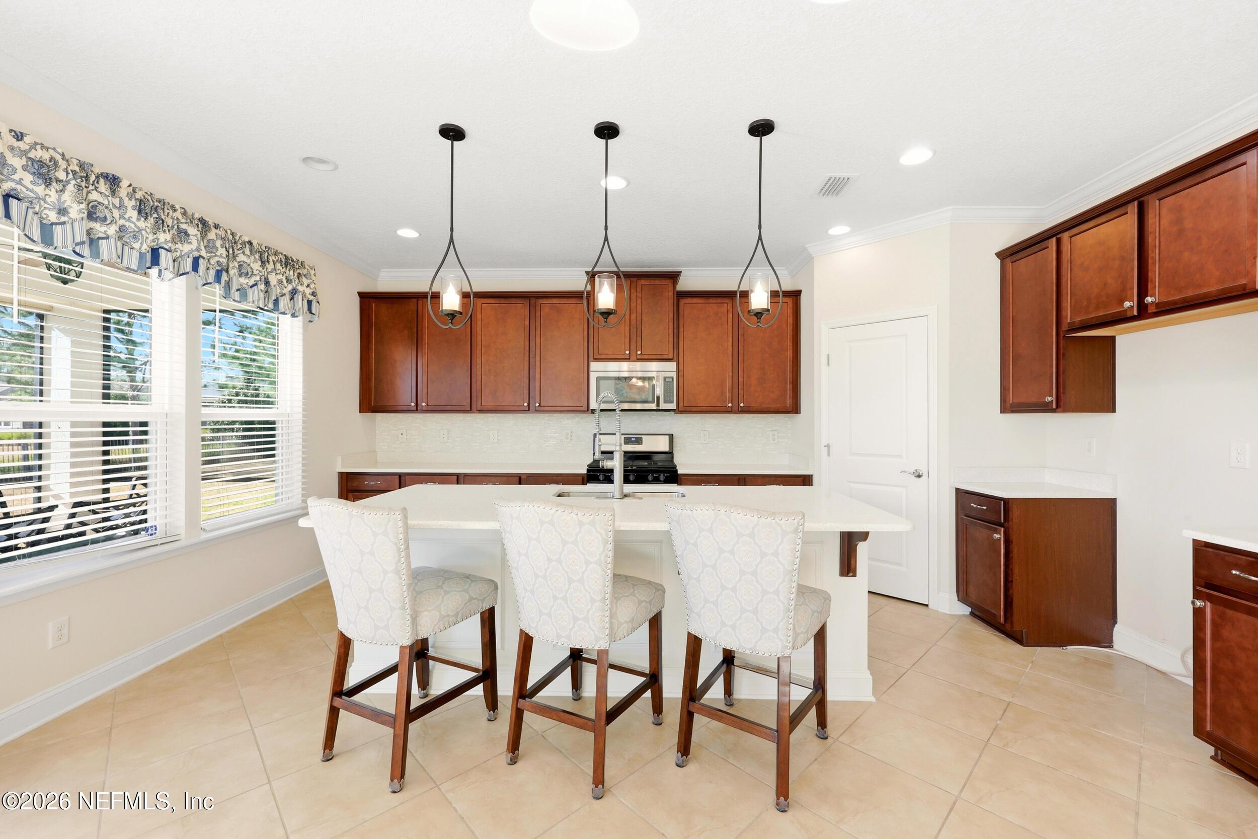 Image 1: Gorgeous Kitchen w Quartz Counters!