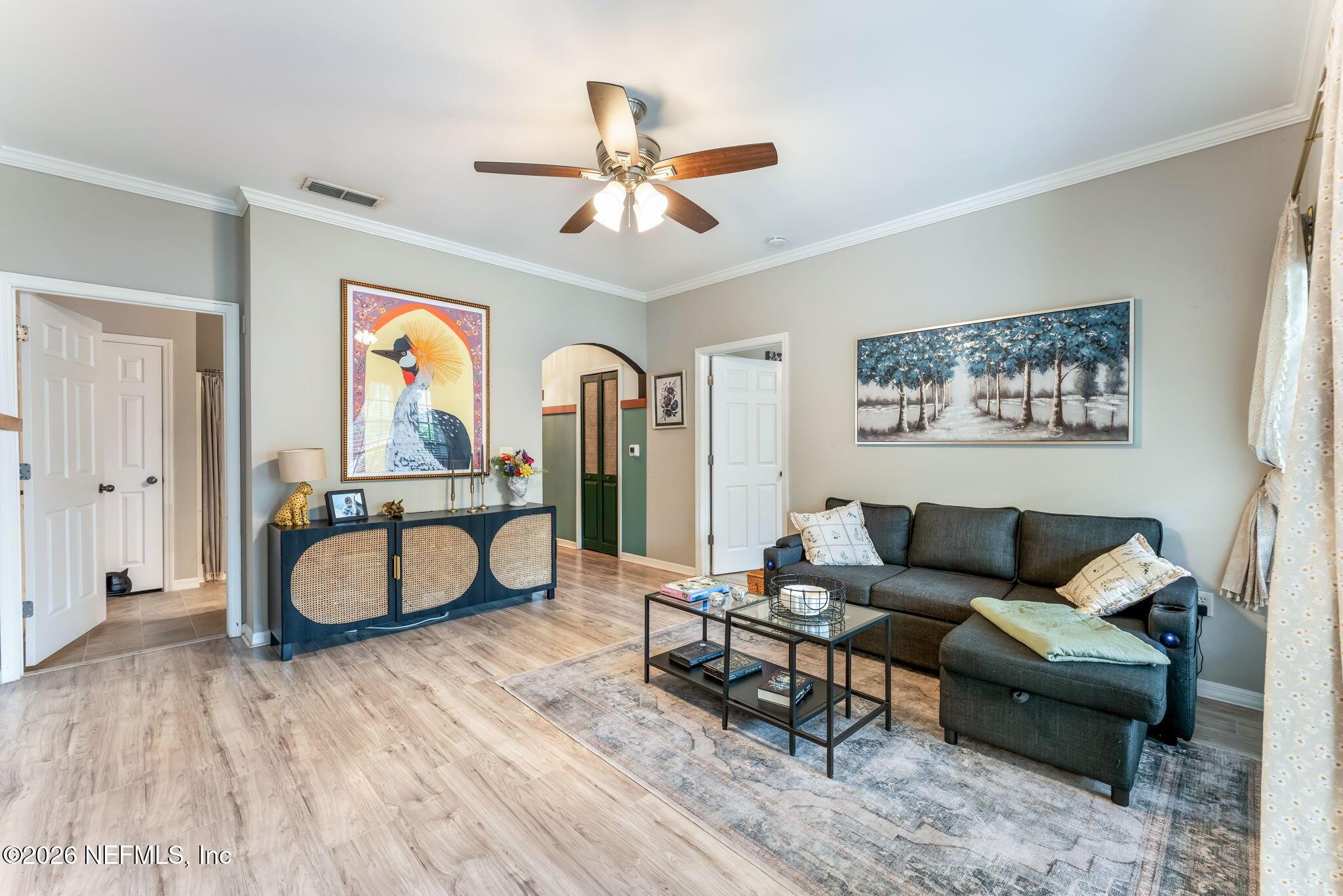 Image 4: Living Room
