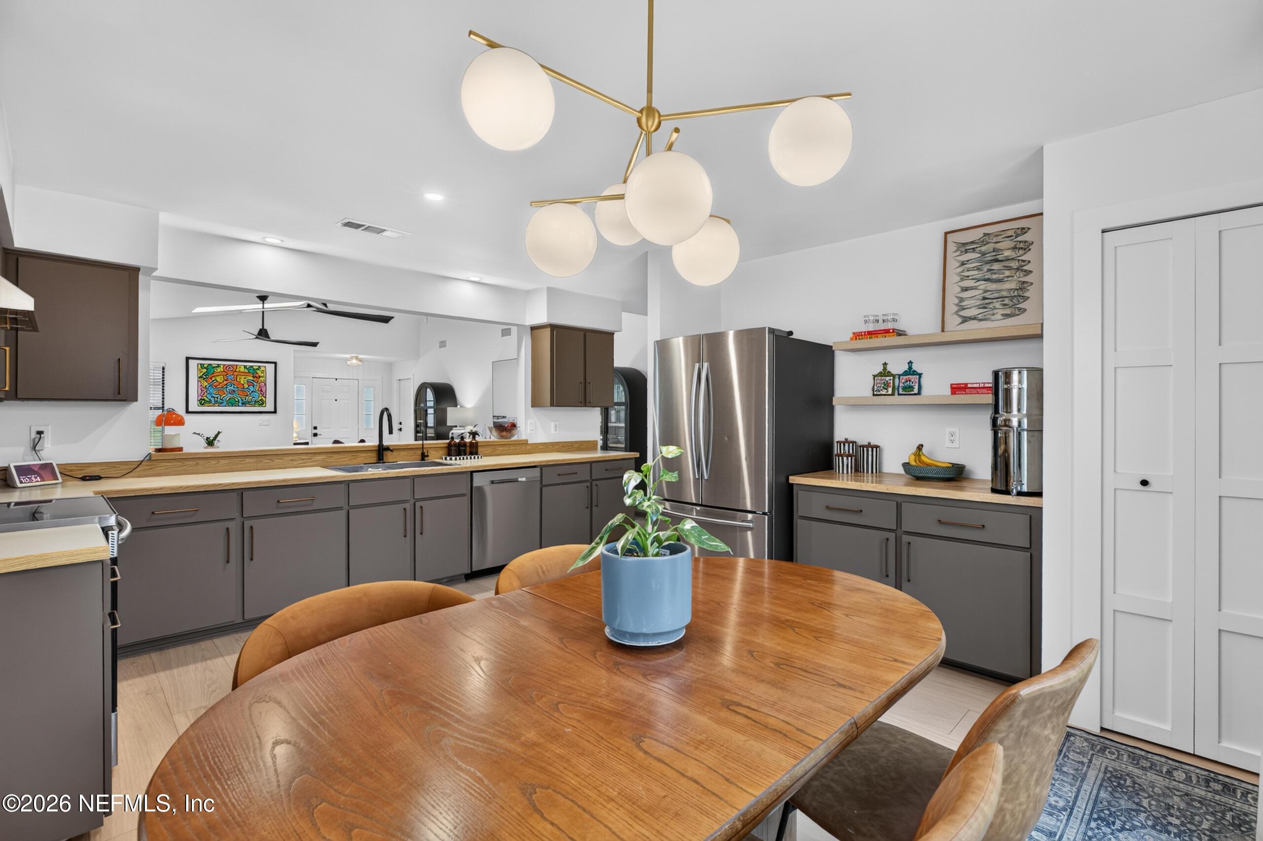 Image 3: Large Kitchen