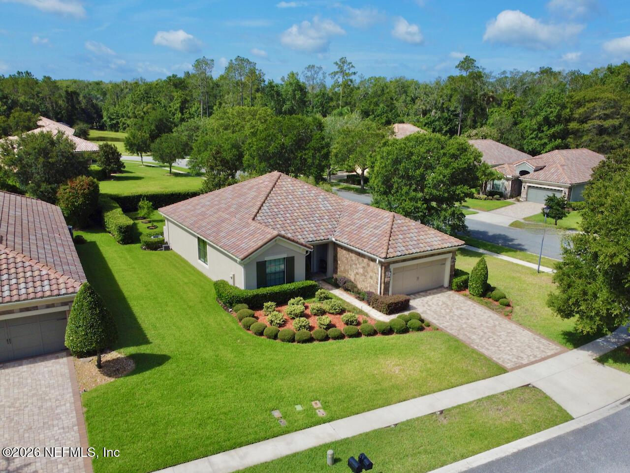 Image 3: Large Corner Lot