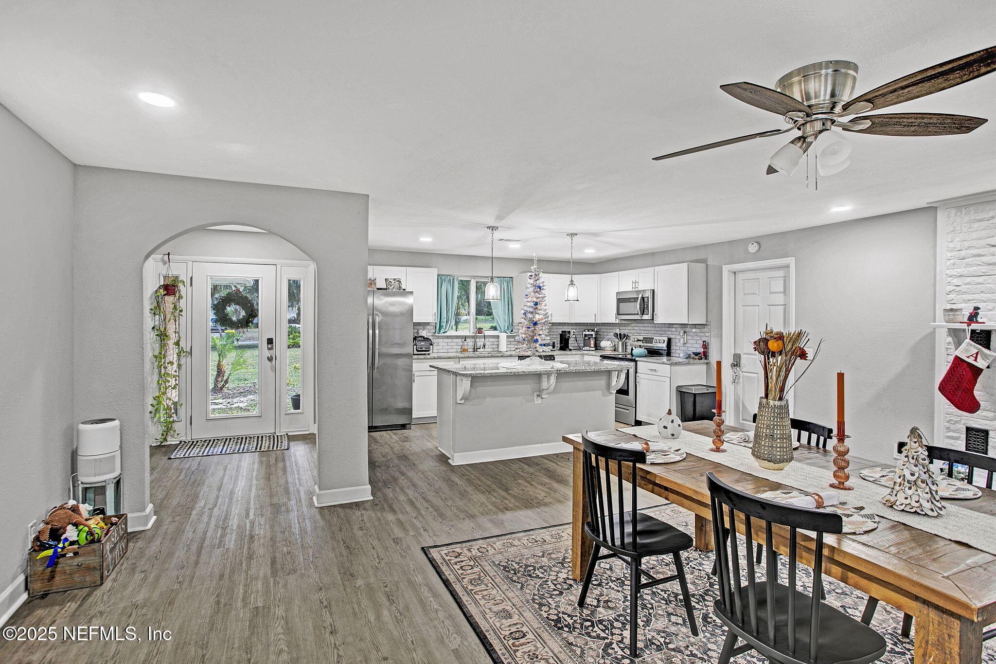 Image 4: Ash Kithen & Foyer