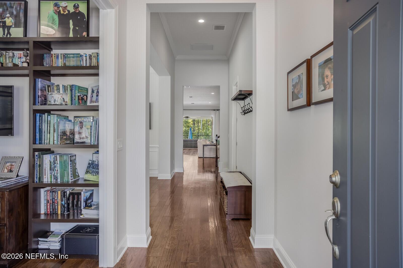 Image 4: 07_Front_Porch_Media_180_Palm_Island_Way