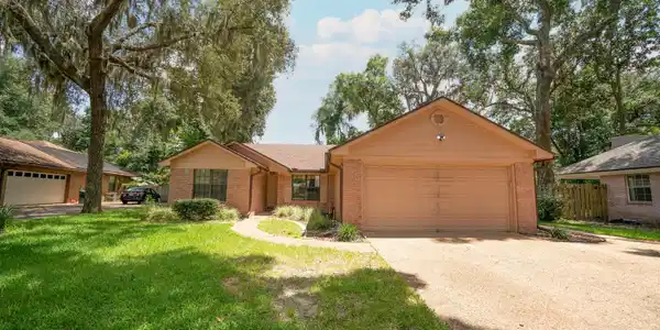 2380 LORRIE DR