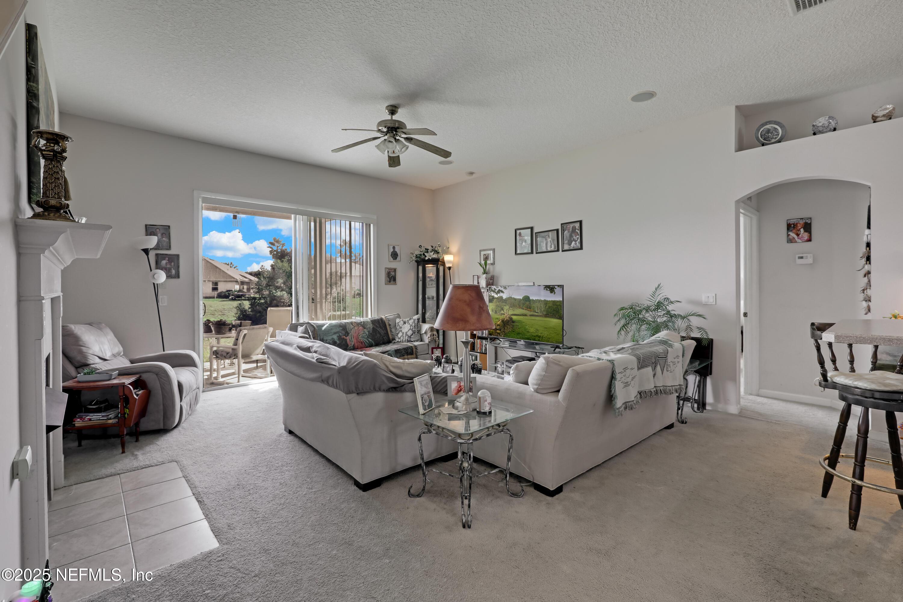 Image 3: 02 Living room