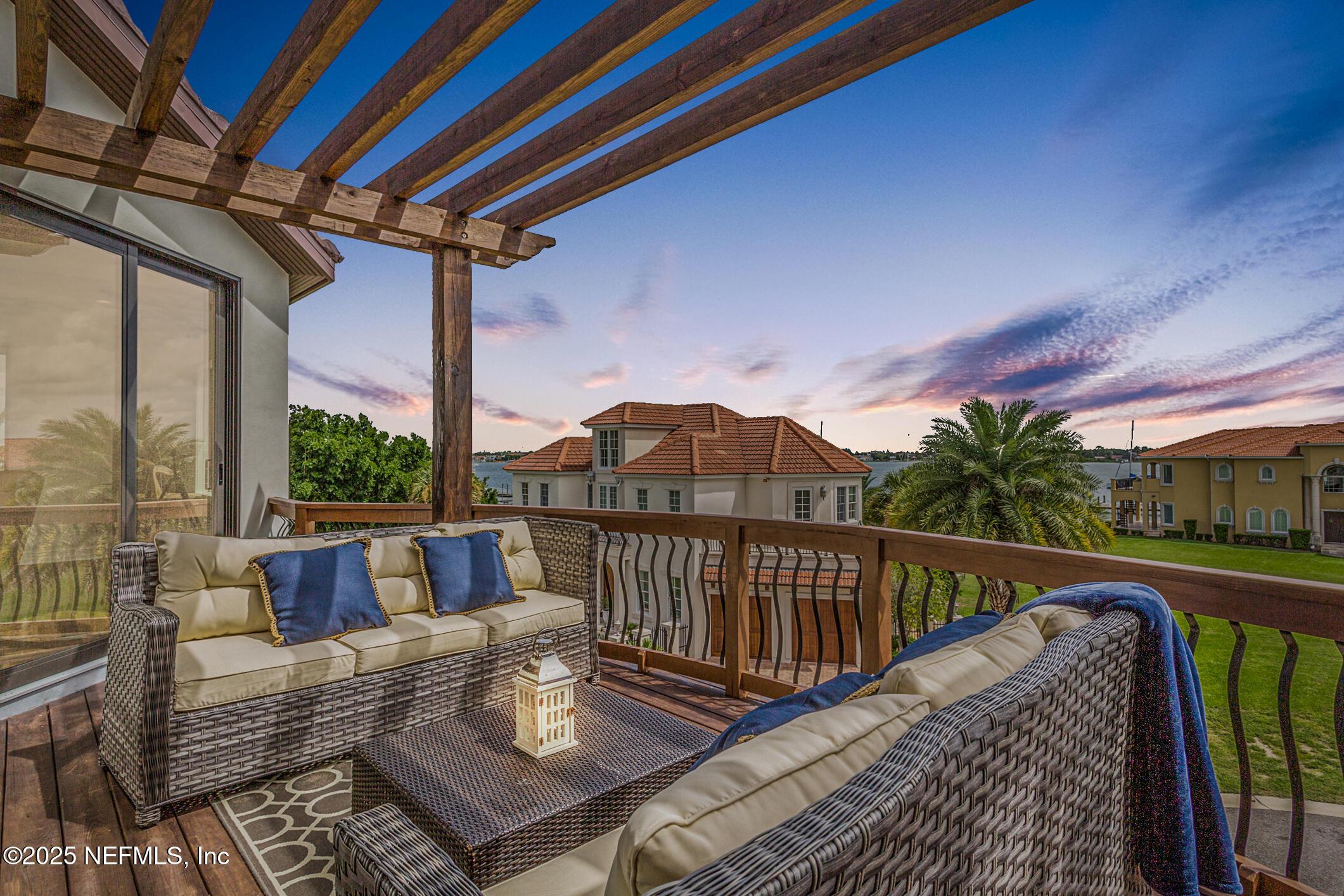 Image 2: Twilight for 9 Bonita