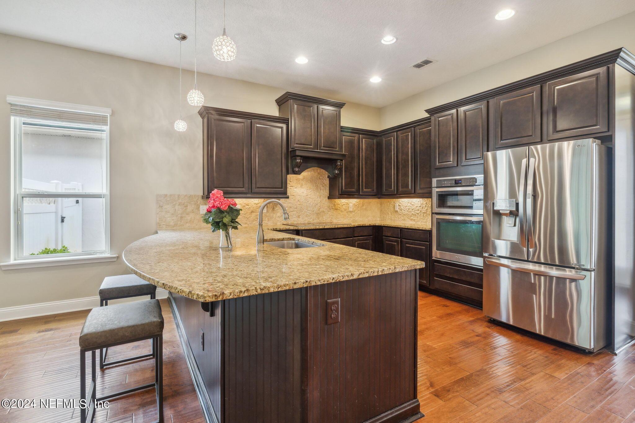 Image 4: Kitchen