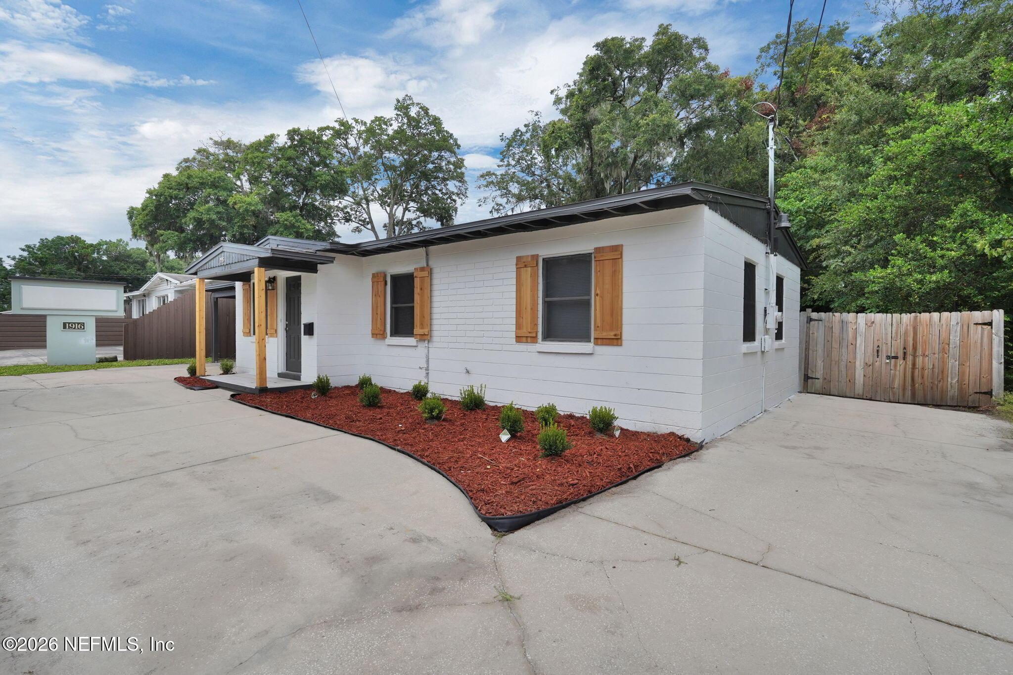 Image 2: 2-web-or-mls-1916 University_002