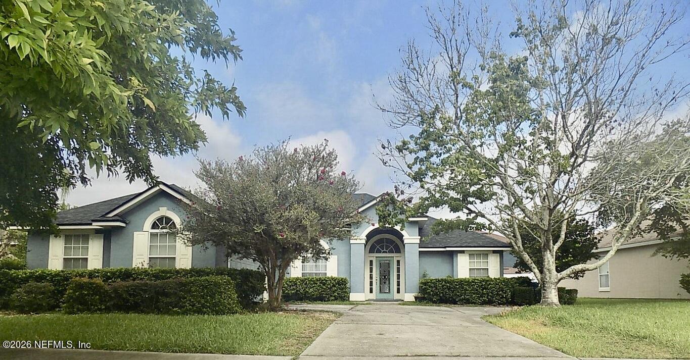 Image 1: Vic Lakes Front