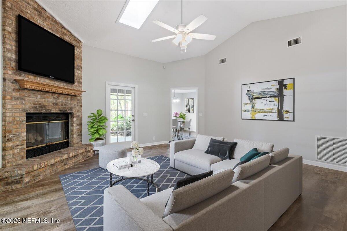 Image 4: 10-FULL-002