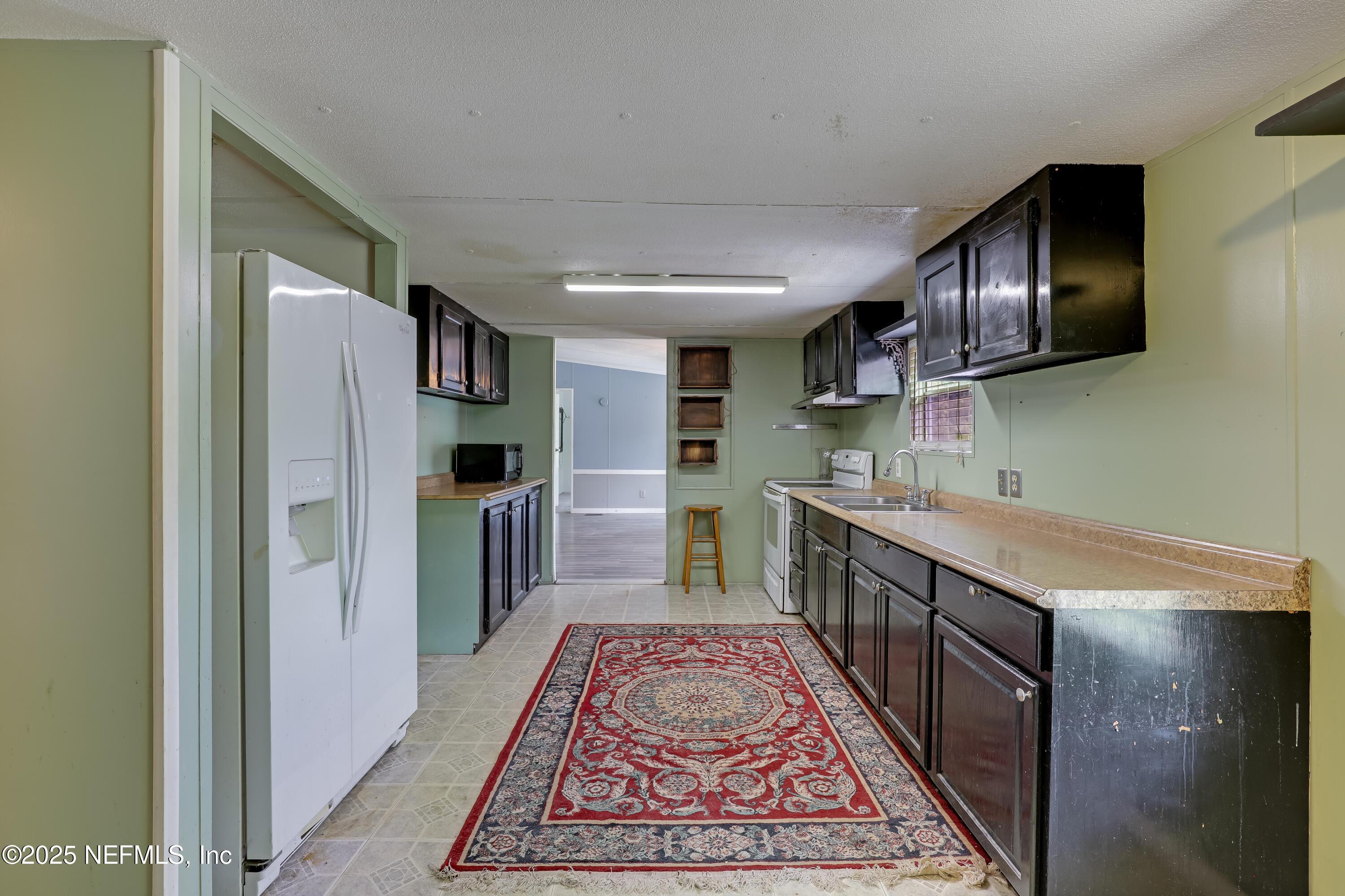 Image 2: 01 Kitchen