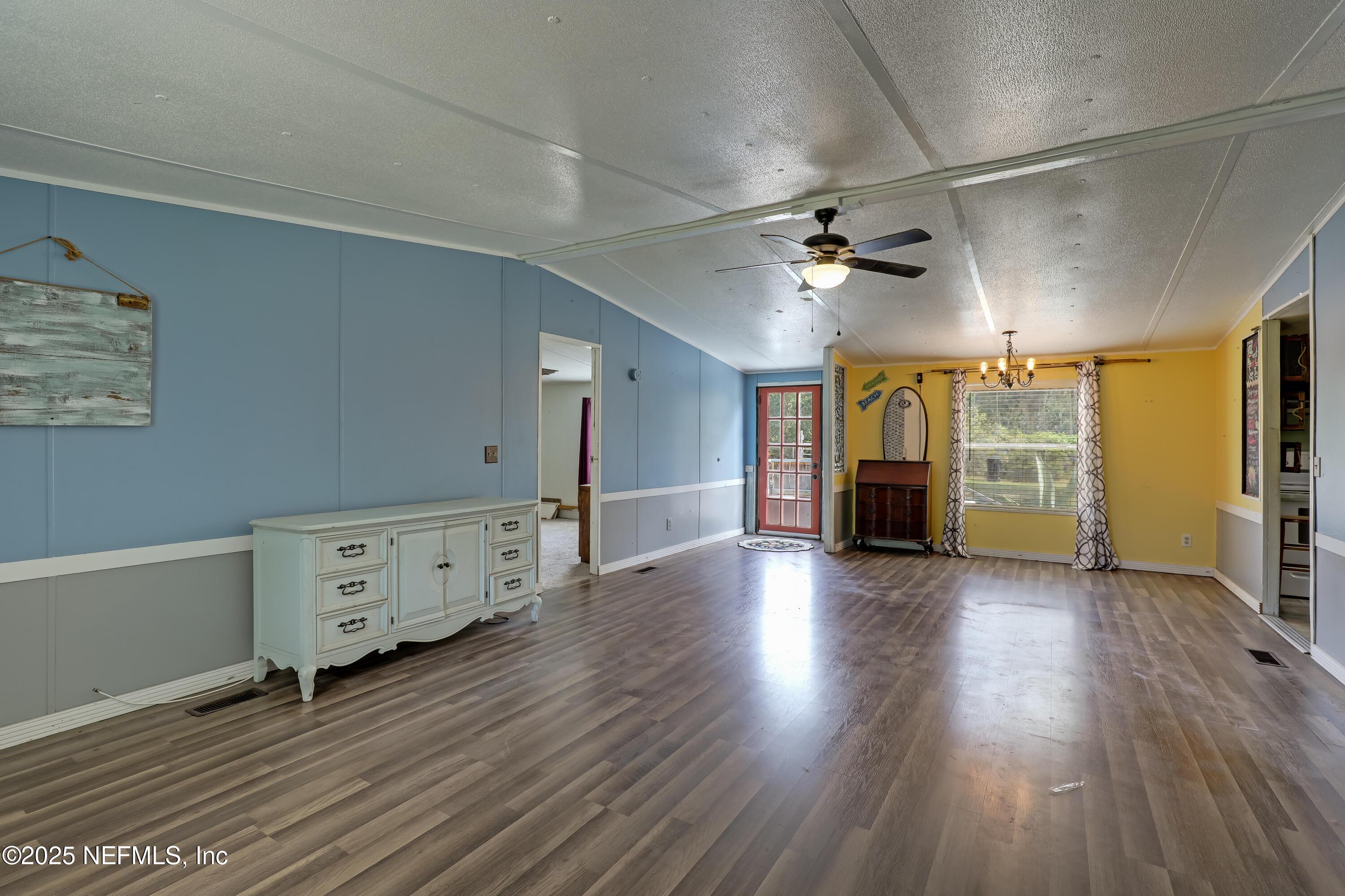 Image 3: 02 Living room