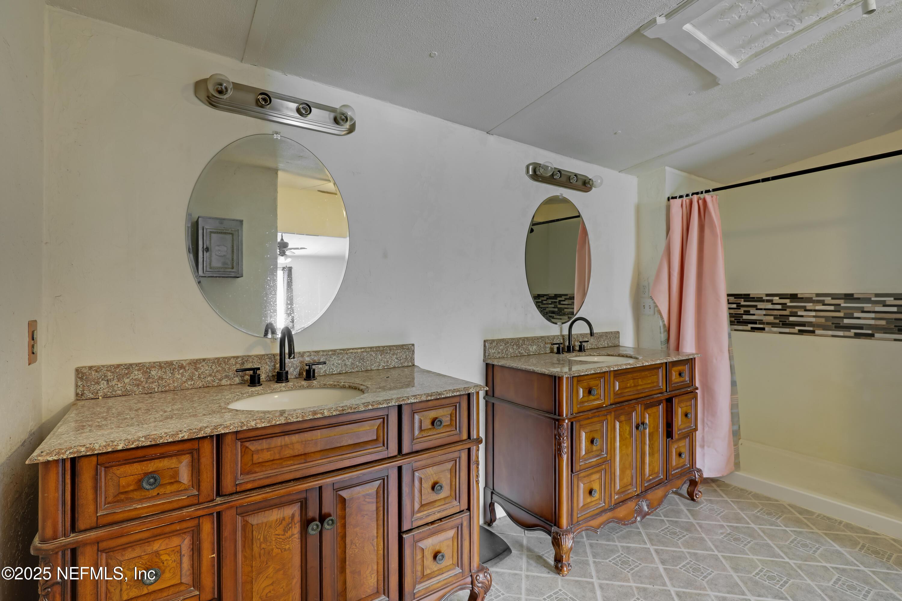 Image 4: 03 Master Bathroom