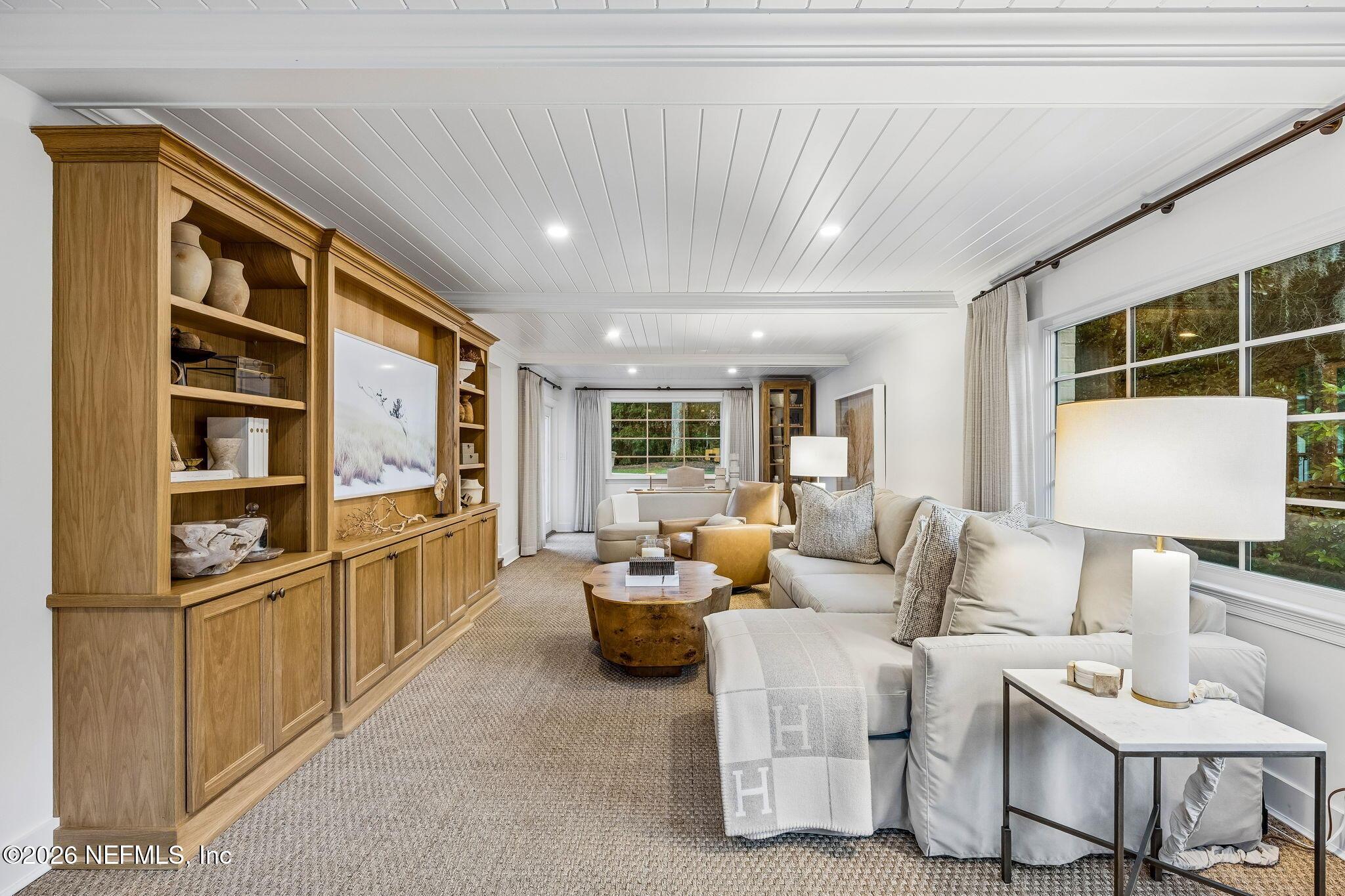 Image 4: LIVING ROOM