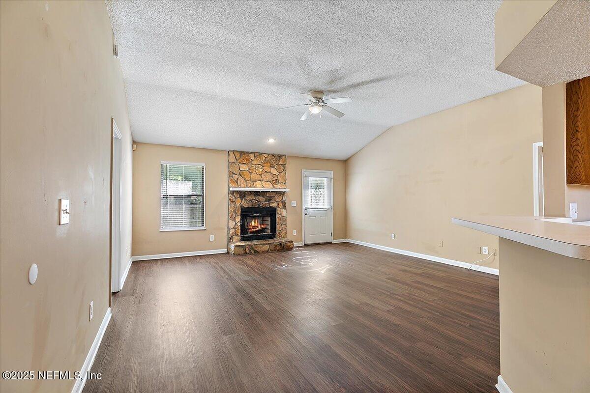 Image 4: 04-Living Room