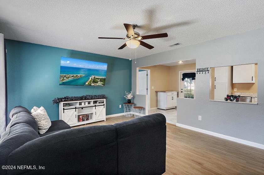 Image 3: Living room