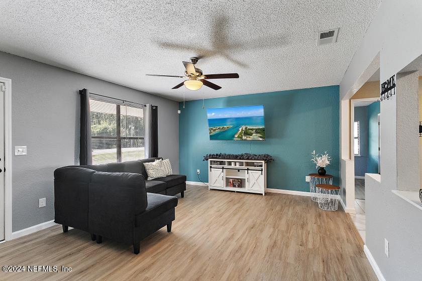 Image 4: Living room