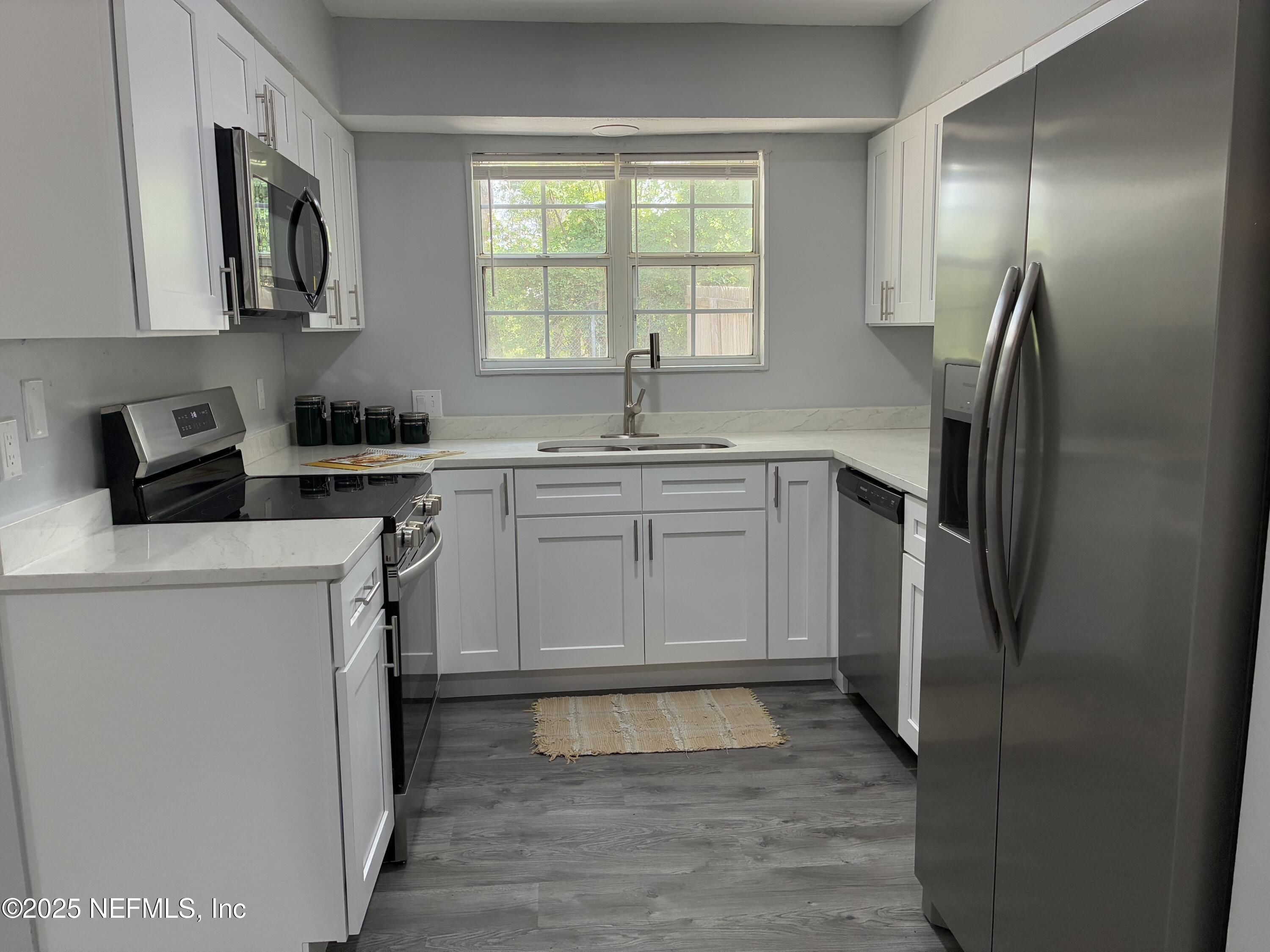Image 4: Kitchen