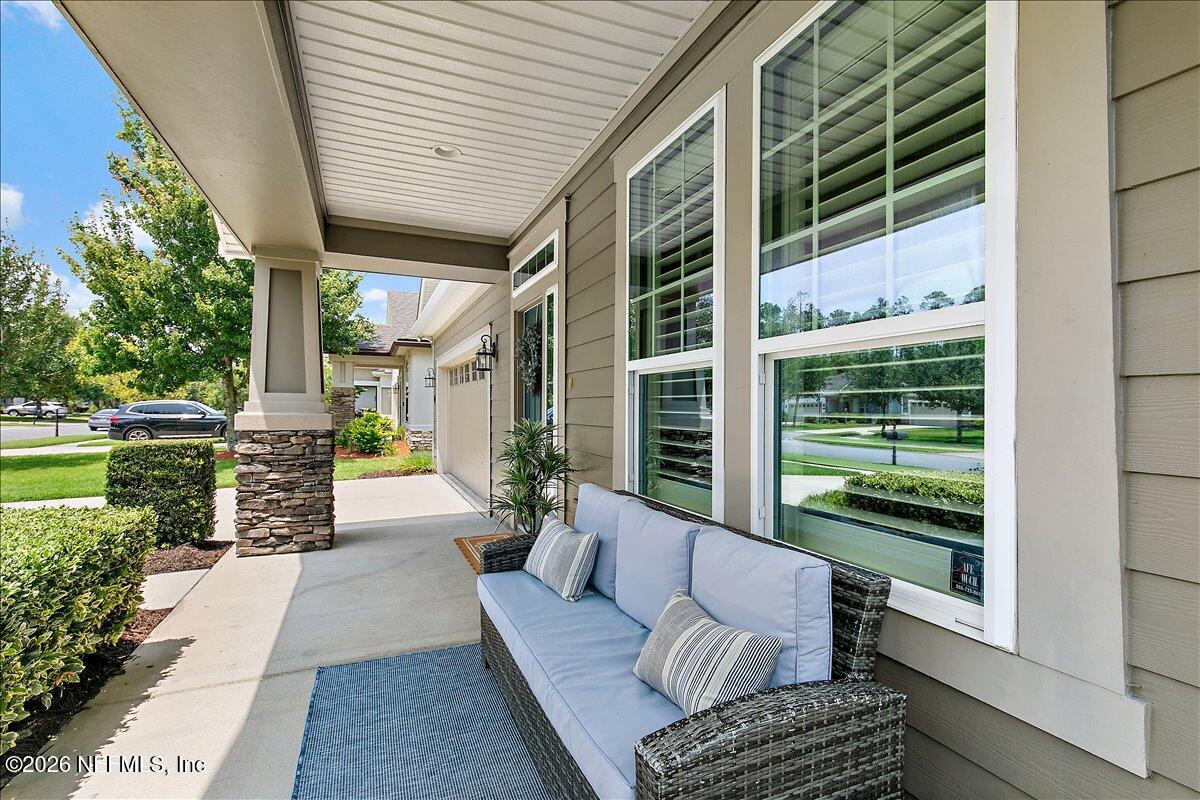 Image 4: Cute Front Porch