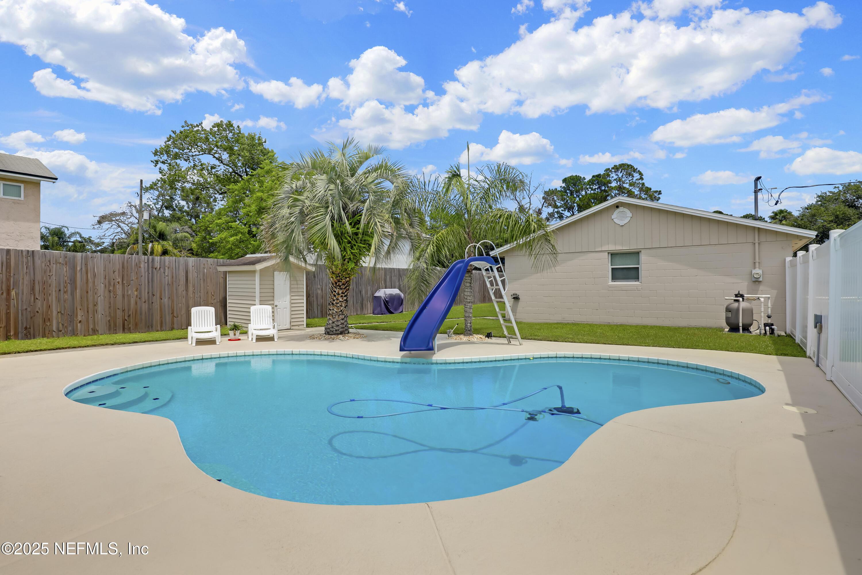 Image 3: 02 Pool