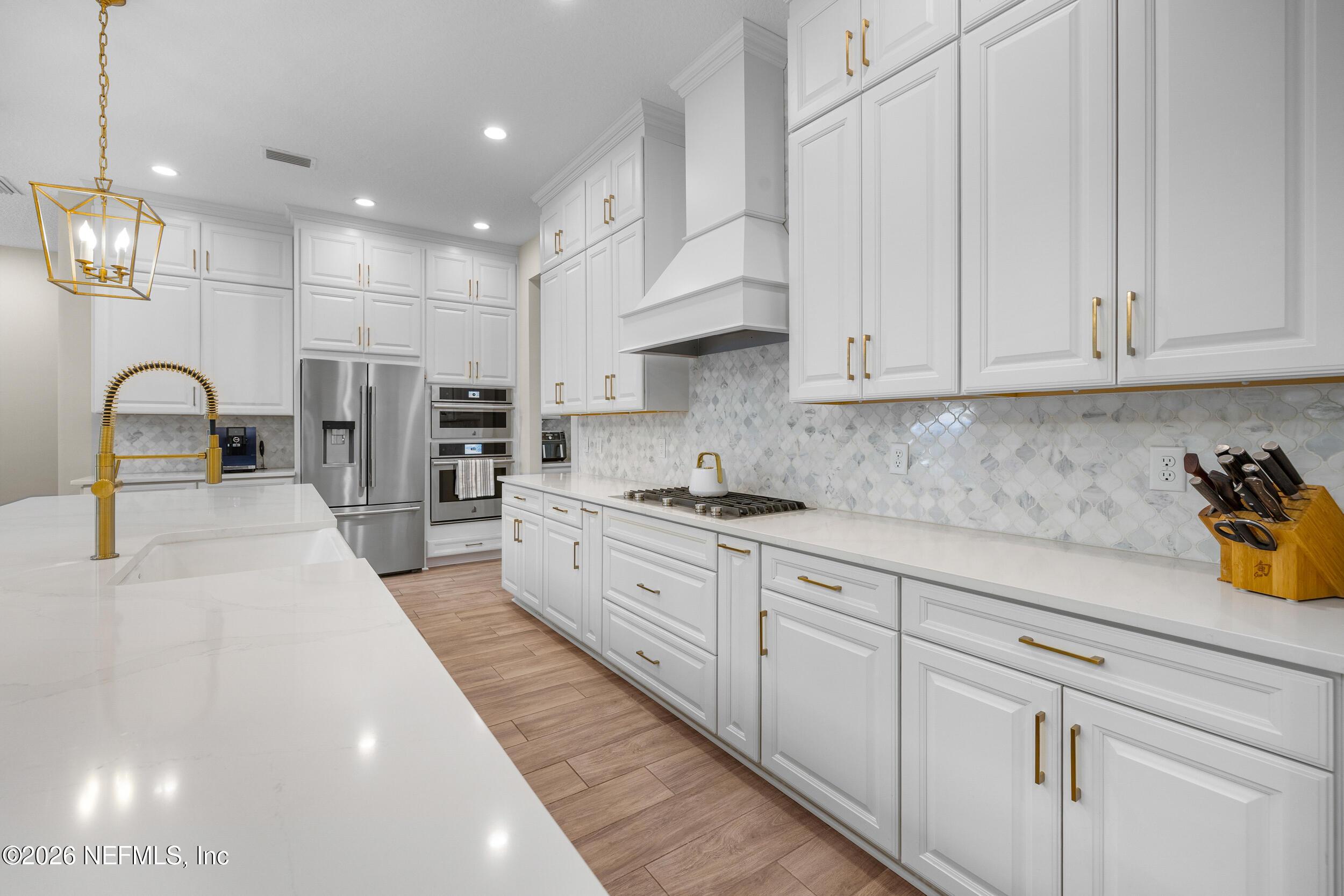 Image 3: Stunning Gourmet Kitchen