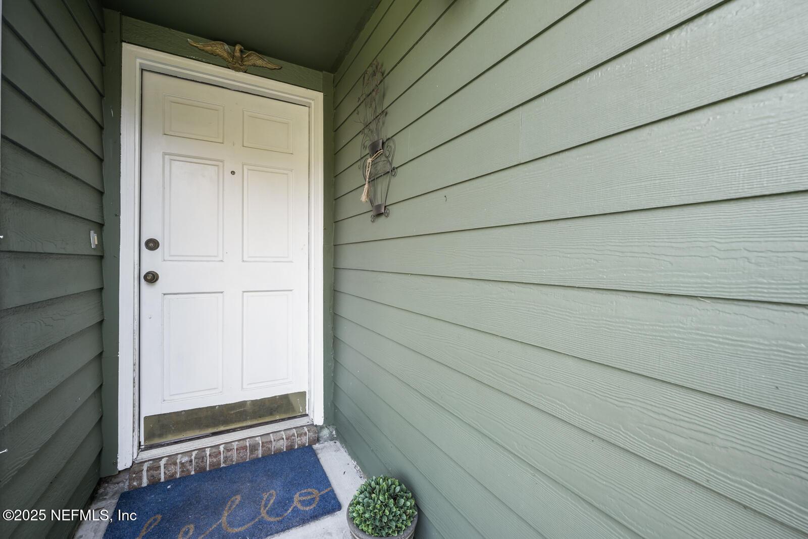 Image 4: Covered Entryway