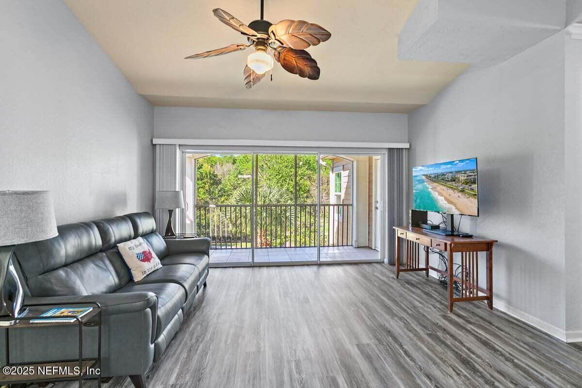 Image 3: Living Room (27)