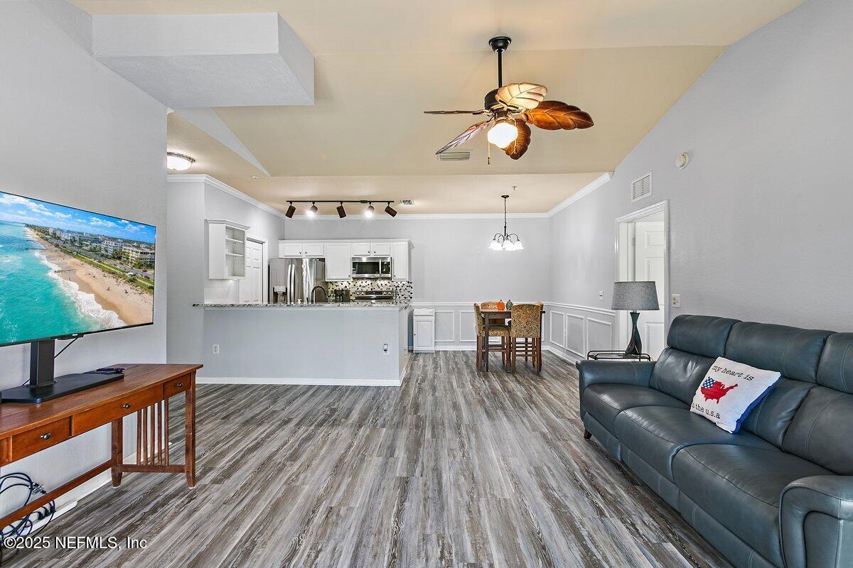 Image 4: Living Room Dining Room (4)