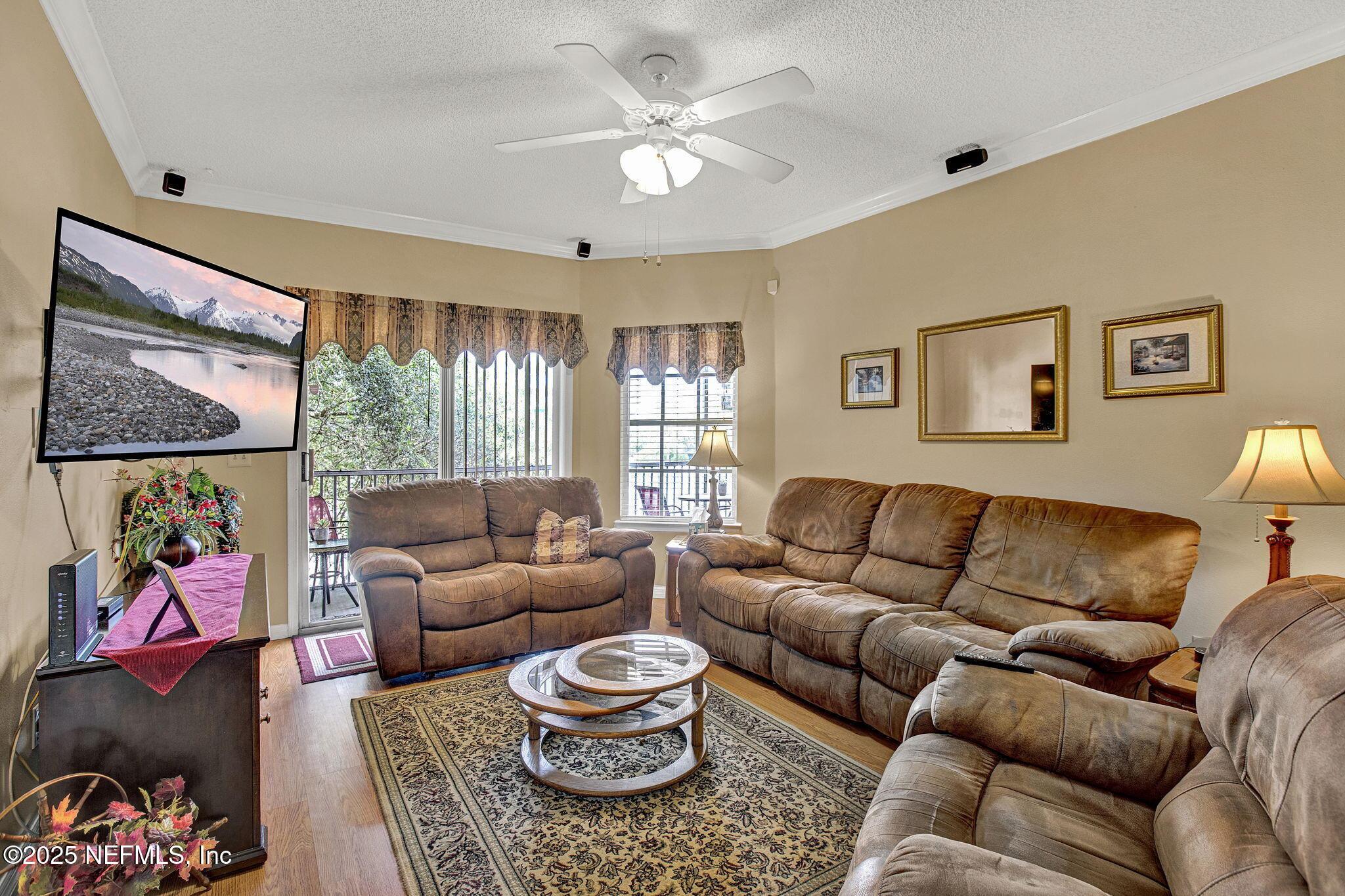 Image 4: Living Room