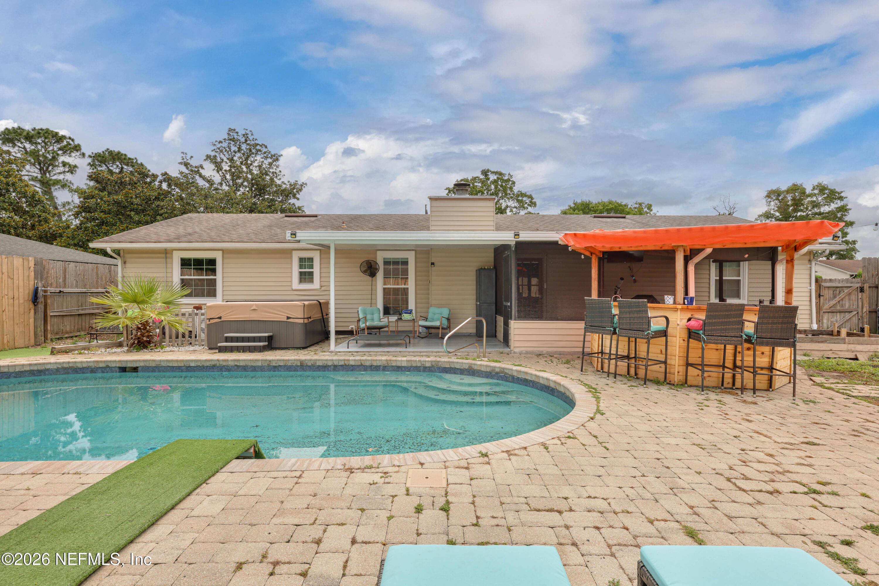 Image 2: Pool