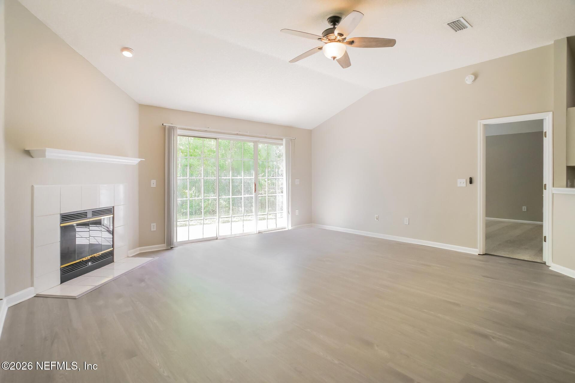 Image 4: 4-photo-Living-Room-c372d601-6646-483e-a