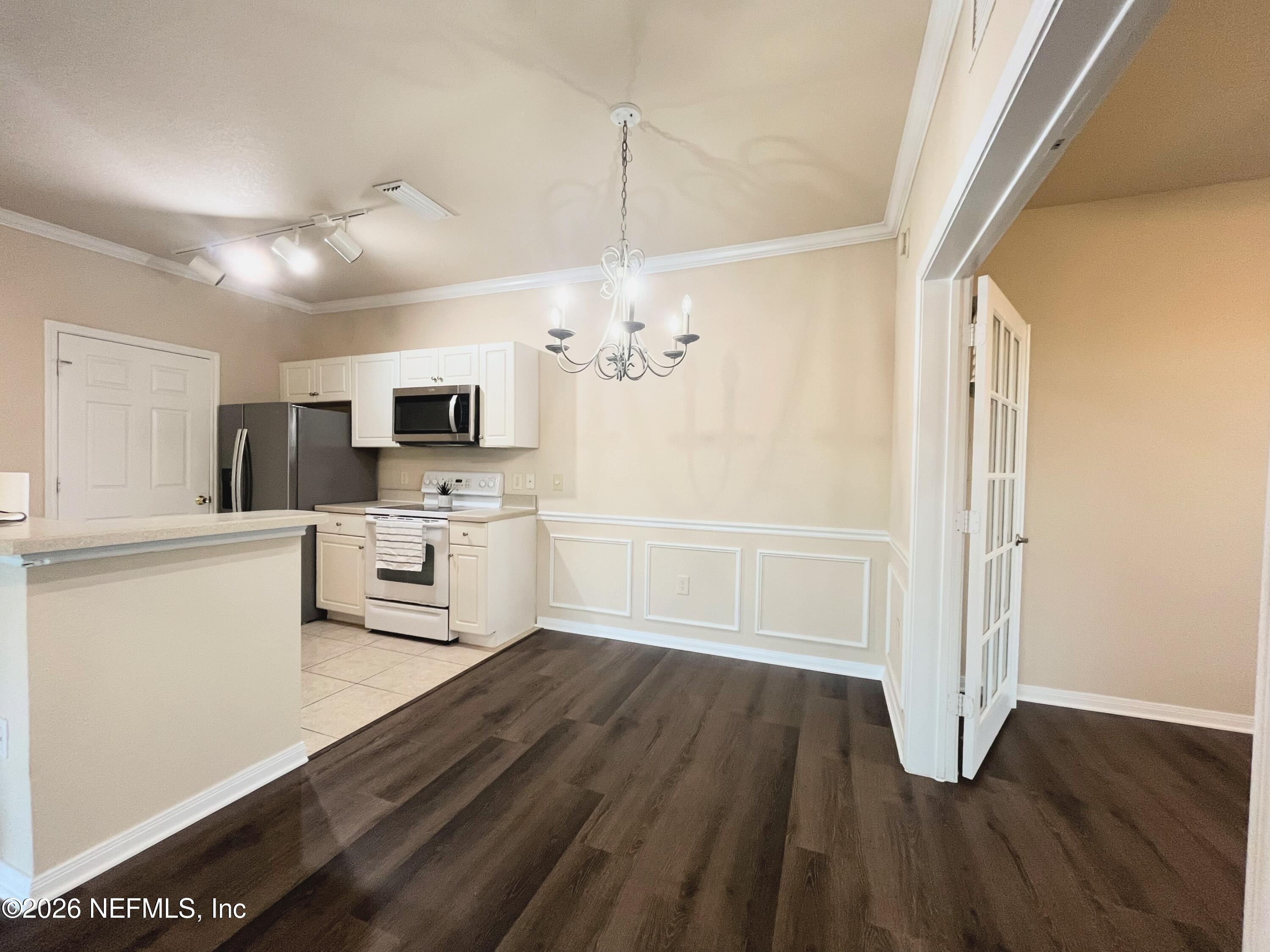 Image 4: Dining Room with New Floor