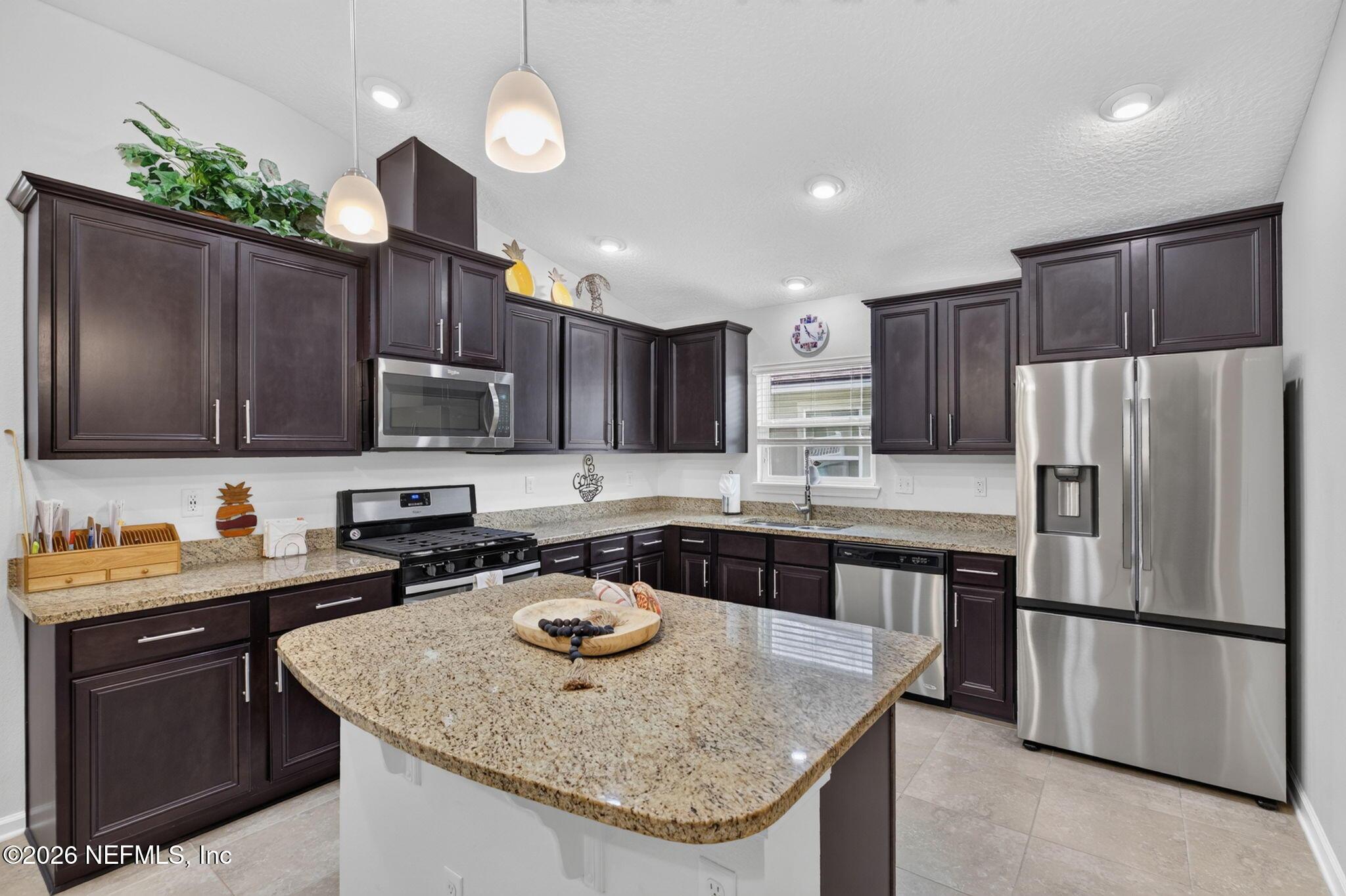 Image 2: Look at this kitchen!!!