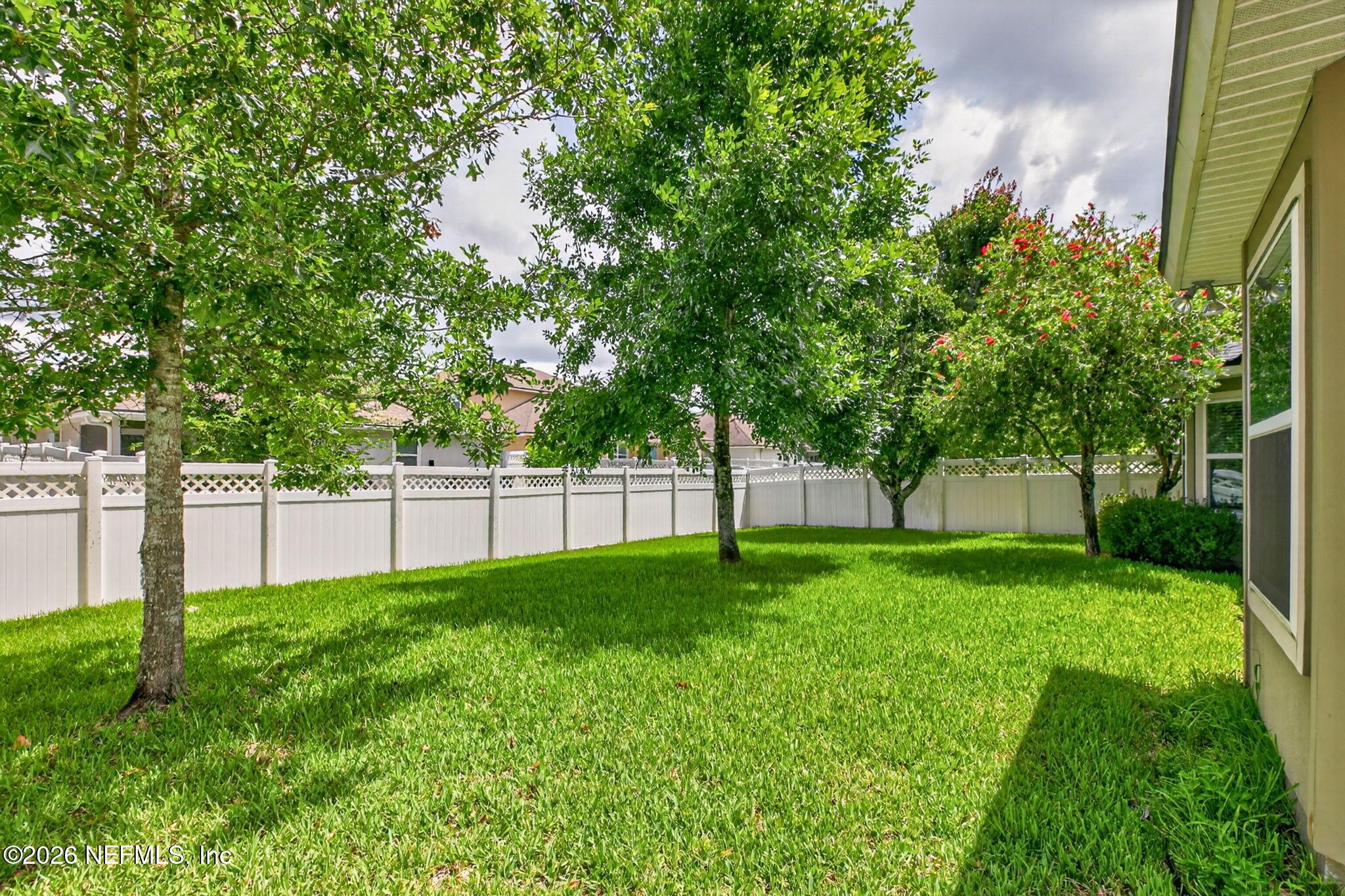 Image 4: Privacy fencing and easy maintenance
