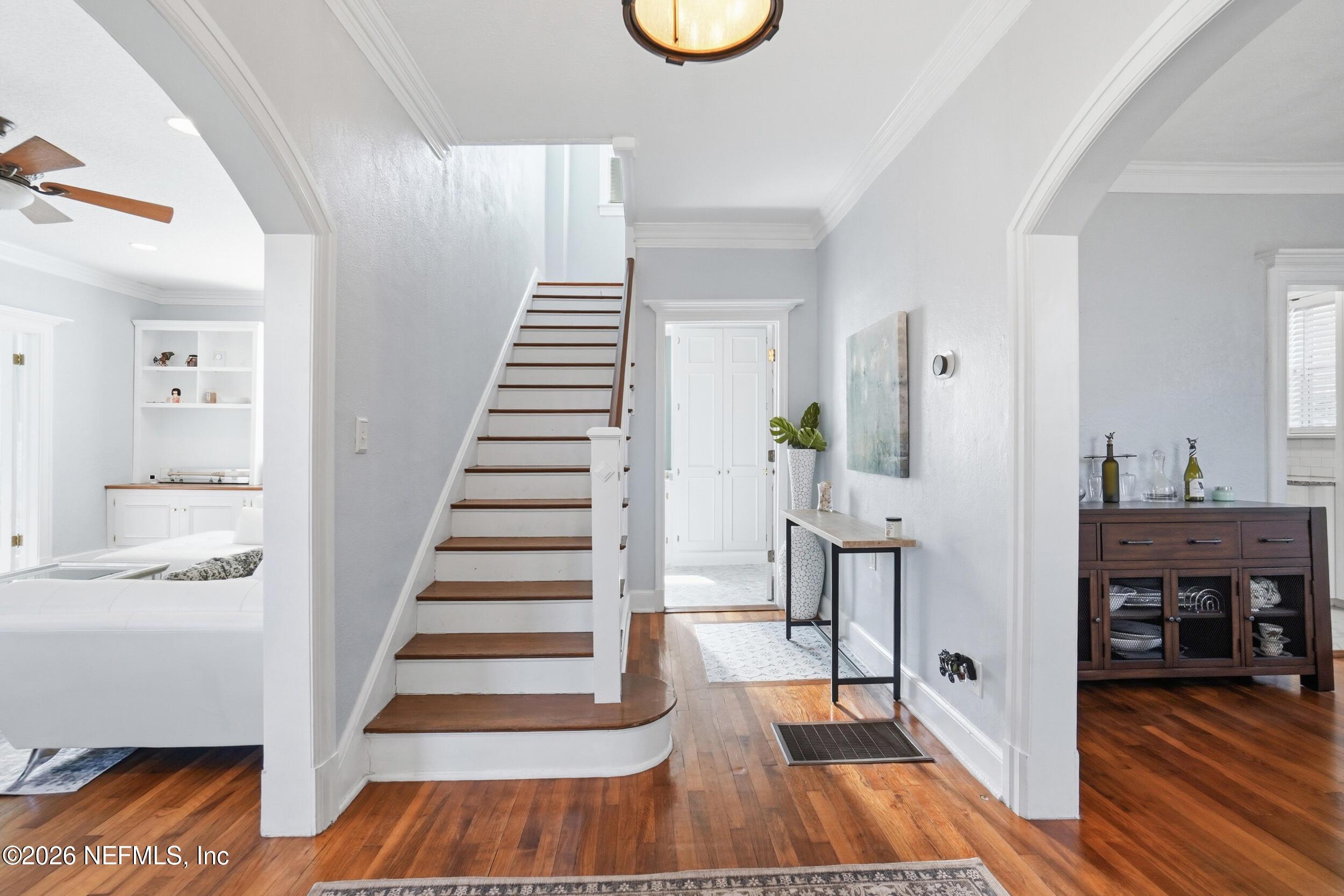 Image 4: 4_Foyer