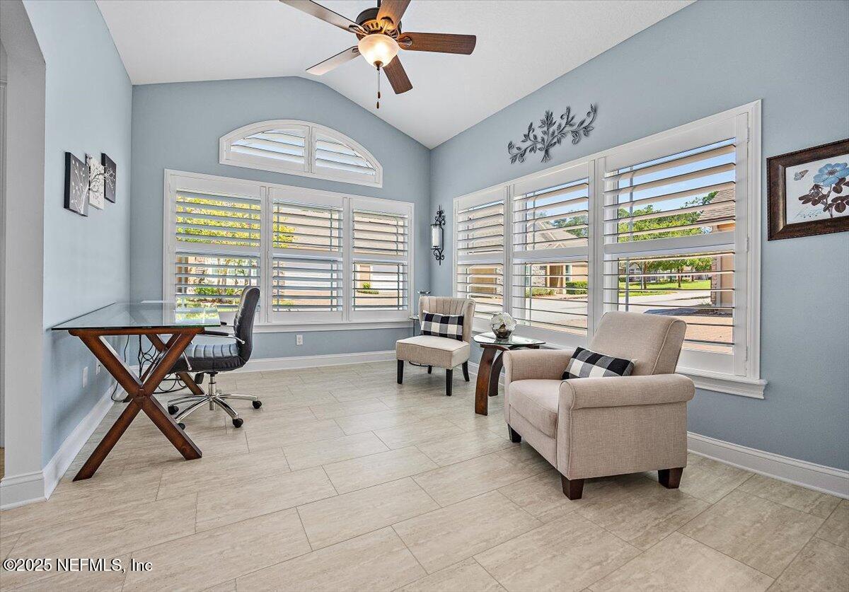 Image 4: 04-Living Room/Flex Room
