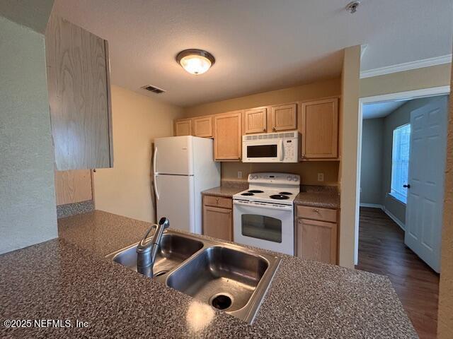 Image 3: Kitchen