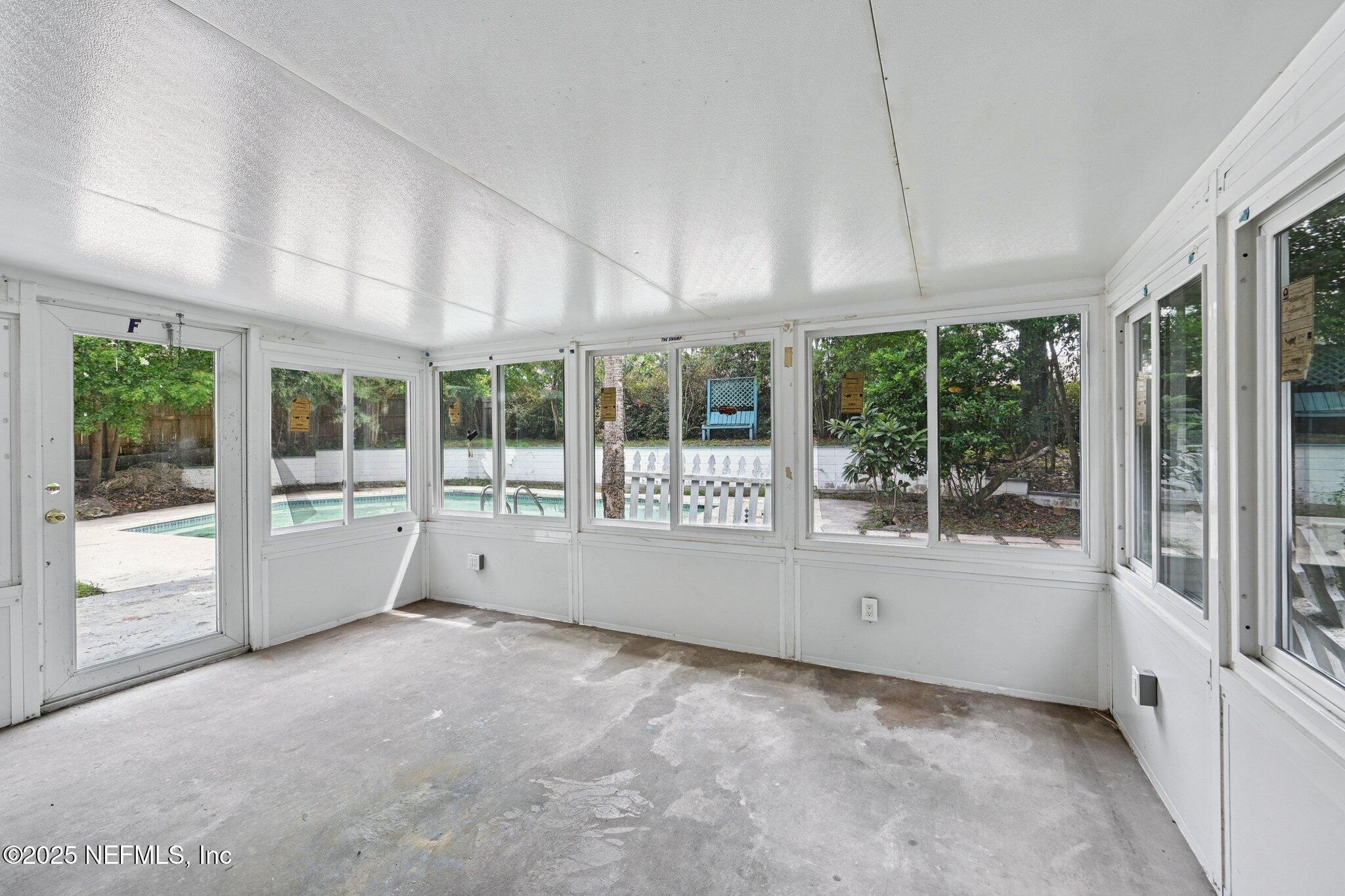 Image 2: ENCLOSED LANAI